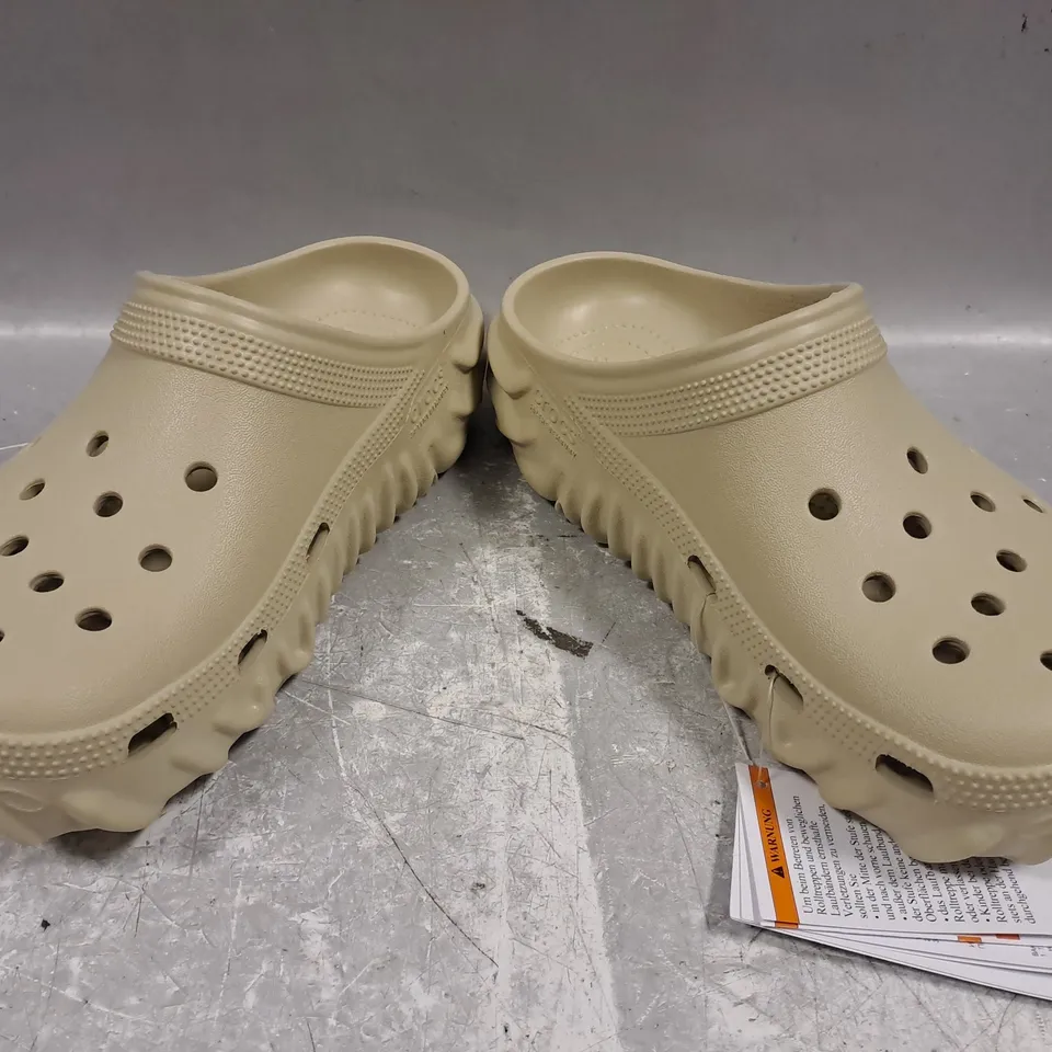 BOXED PAIR OF CROCS SALEHE BEMBURY CLOGS IN BEIGE UK SIZE M4/W5