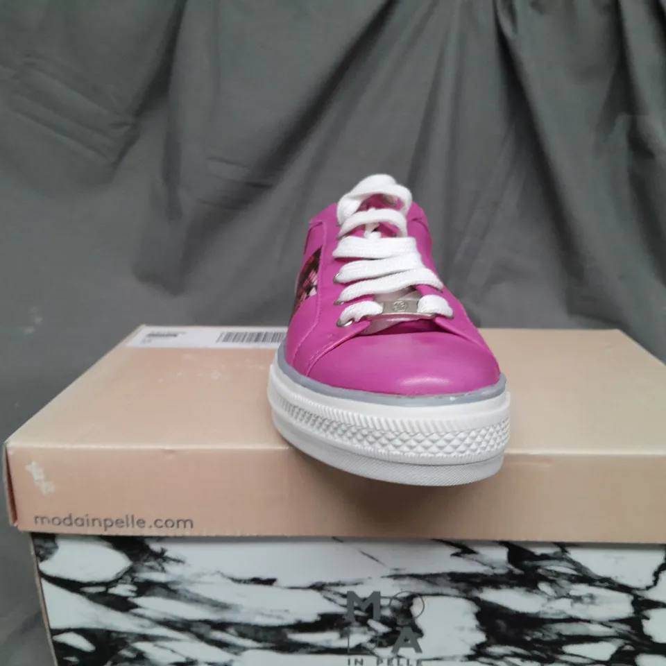 BOXED PAIR OF MODA IN PELLE ASTRIPE PINK LEATHER TRAINERS - SIZE 6