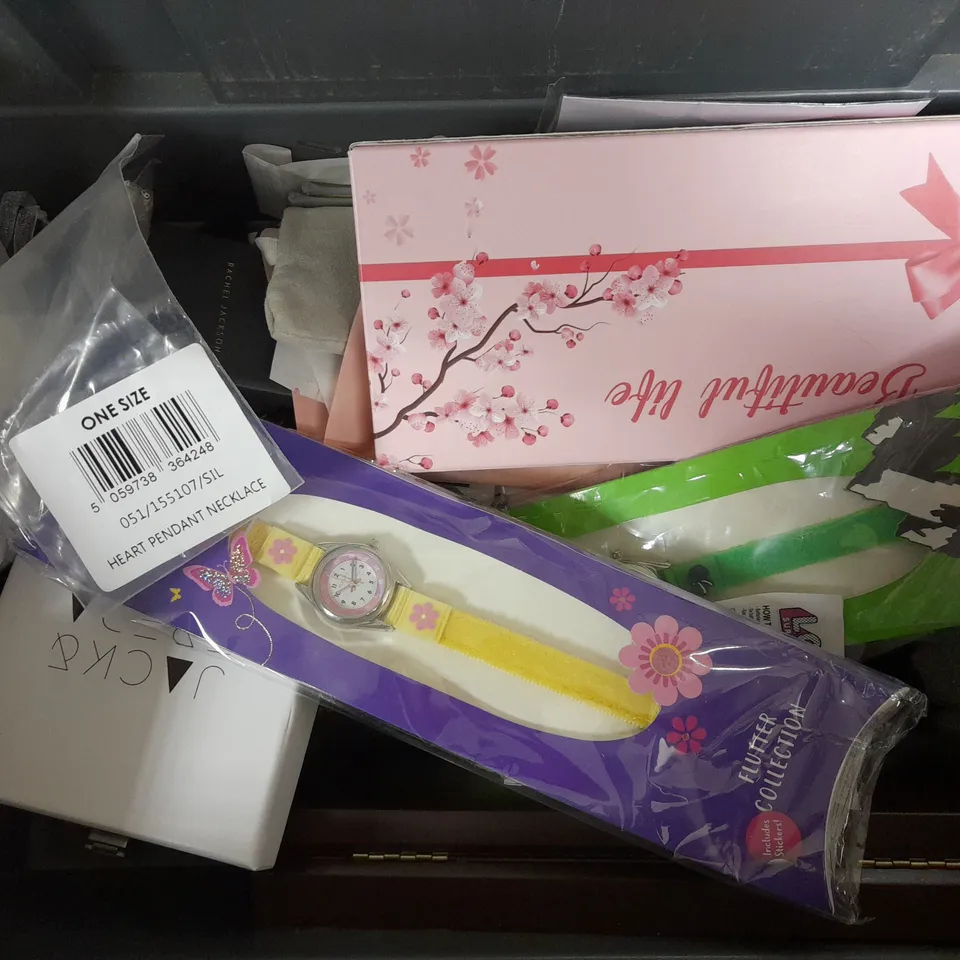 BOX OF APPROXIMATELY 20 ASSORTED LOOSE & BOXED JEWELLERY ITEMS TO INCLUDE PENDANT NECKLACE, HOOP EARRINGS, WATCHES ETC 