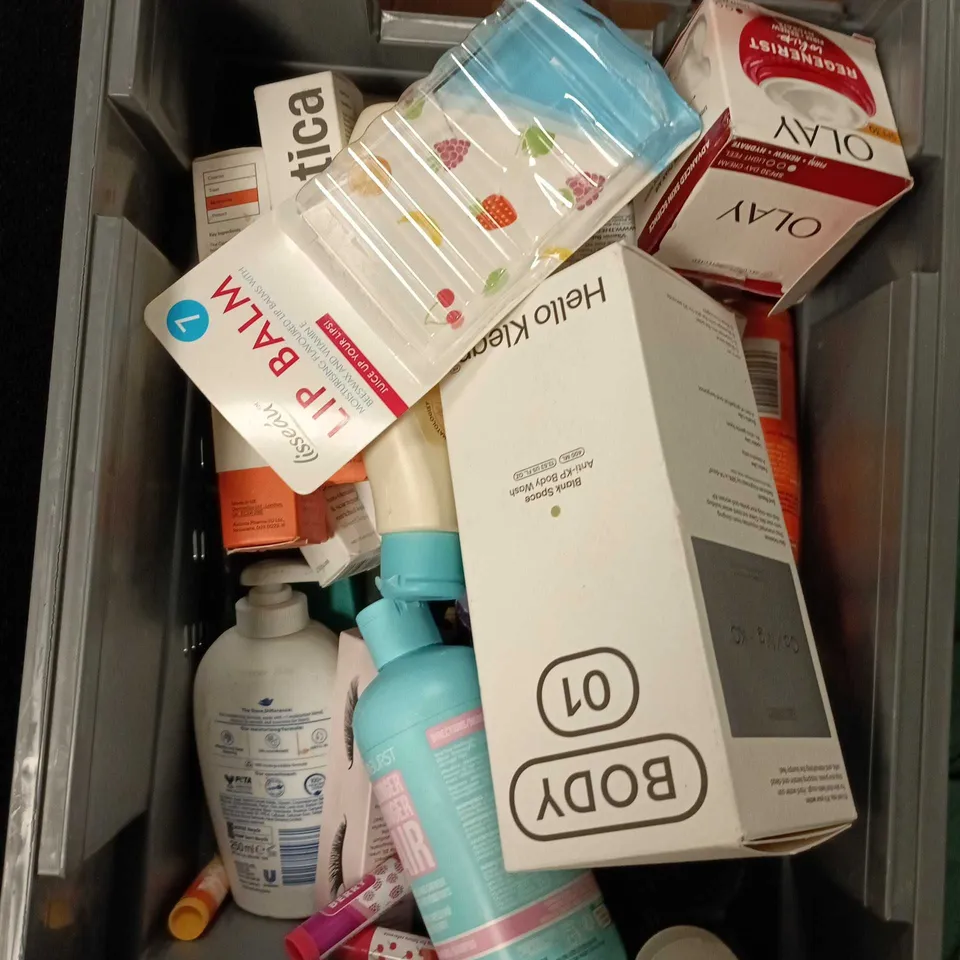 APPROXIMATELY 25 ASSORTED COSMETICS ITEMS TO INCLUDE TOOTH WHITENING STRIPS, AKT DEODERANT AND SEAWEED CONDITIONER