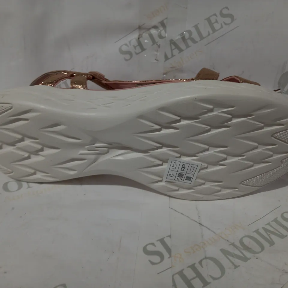 SKECHERS ON THE GO 600 STRAP SANDAL WITH MOLDED FOOTBED SIZE 7 