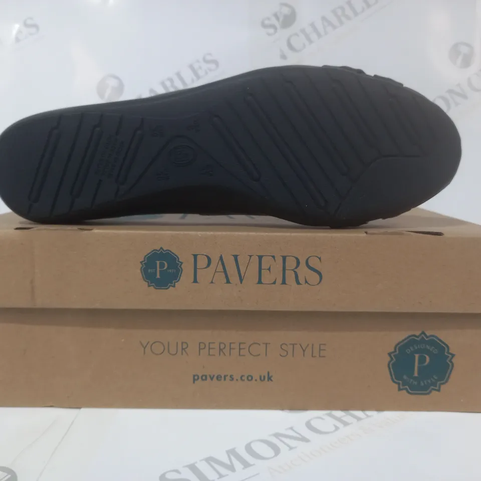 BOXED PAIR OF PAVERS SLIP-ON SHOES IN BLACK W. GOLD EFFECT CHAIN DETAIL SIZE 6