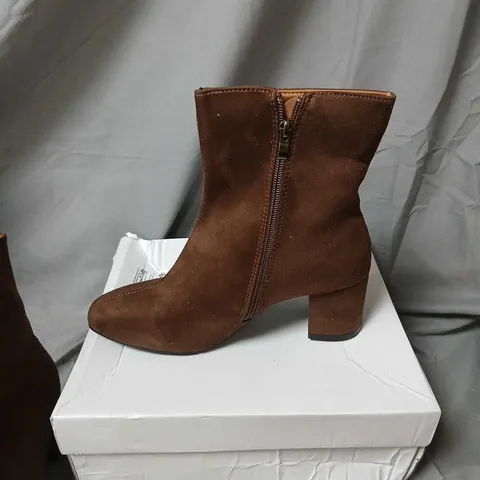 BROWN SUEDE ANKLE BOOTS – UK 7 (EU 40)