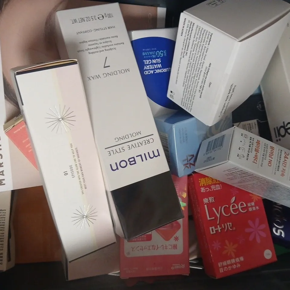 APPROXIMATELY 15 ASSORTED COSMETIC ITEMS INCLUDING VARIOUS MAKES AND BRANDS - COLLECTION ONLY