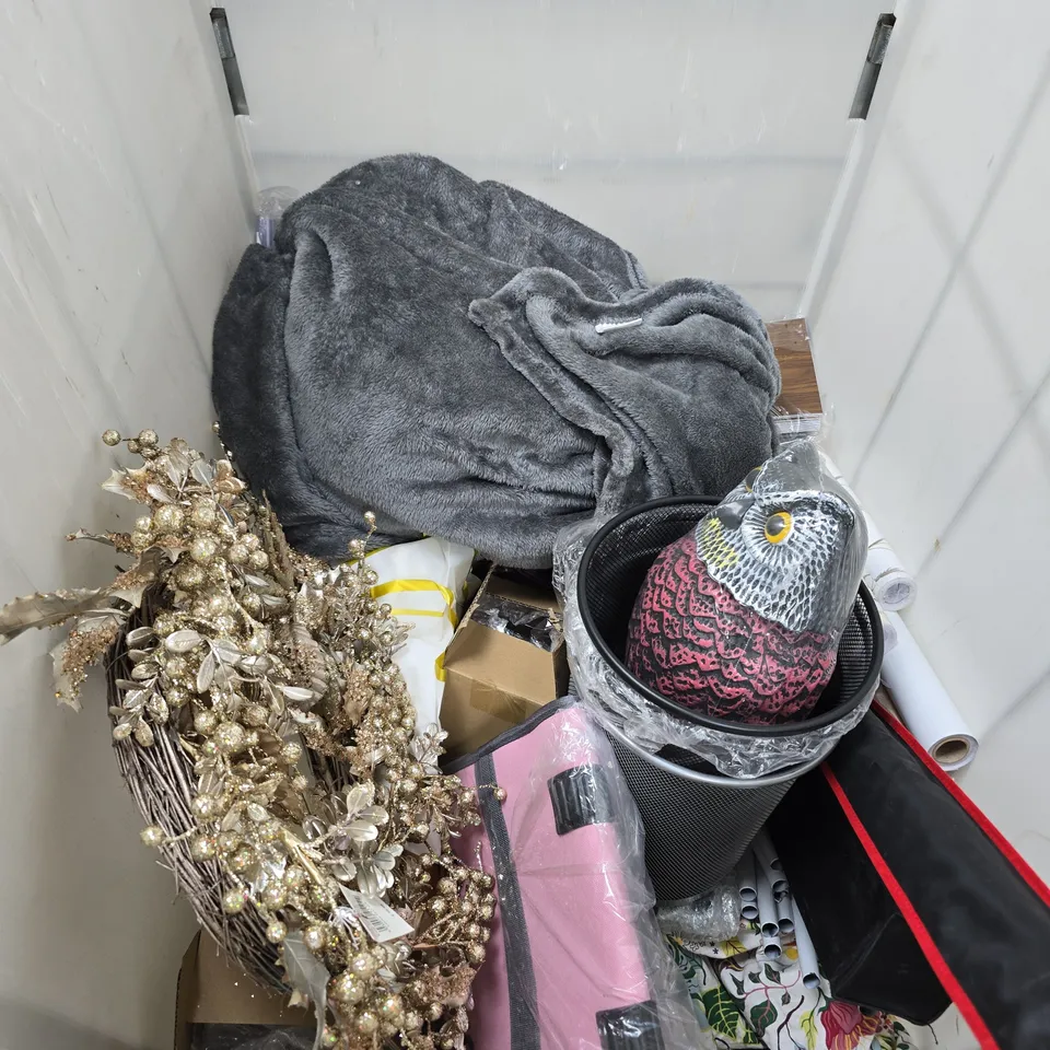 APPROXIMATELY 30 ASSORTED HOUSEHOLD PRODUCTS TO INCLUDE HOME DECOR, WALLPAPER, DUVET SHEETS ETC - COLLECTION ONLY 
