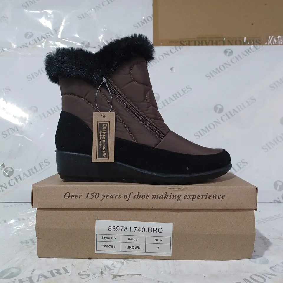 BOXED PAIR OF CUSHION-WALK FAUX FUR LINED ANKLE BOOTS IN BROWN SIZE 7