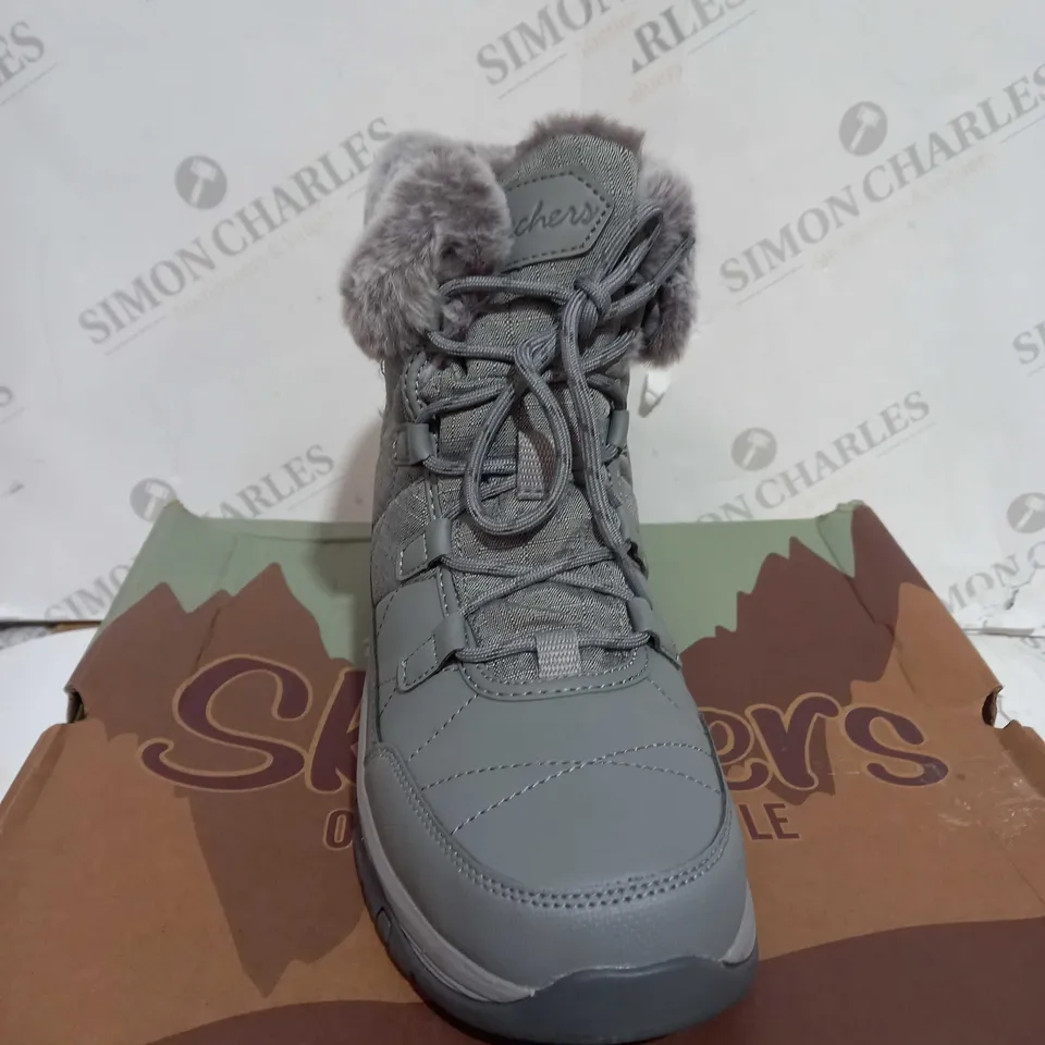 BOXED SKECHERS WOMENS ANTI SLIP AND WATERPROOF FUR LINED BOOTS, GREY - SIZE 5