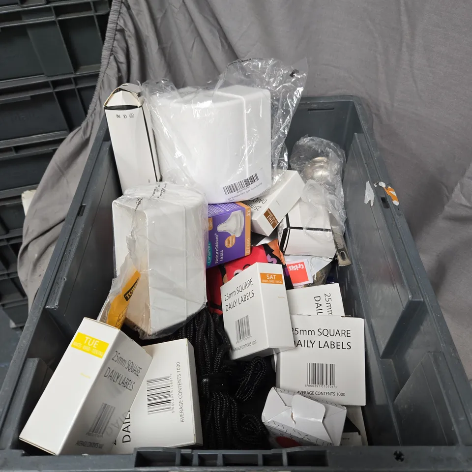 APPROXIMATELY 15 ASSORTED HOUSEHOLD ITEMS TO INCLUDE FEEDING BOTTLES, LABELS, EURO USB BATHROOM CHARGER, BAUBLE ETC