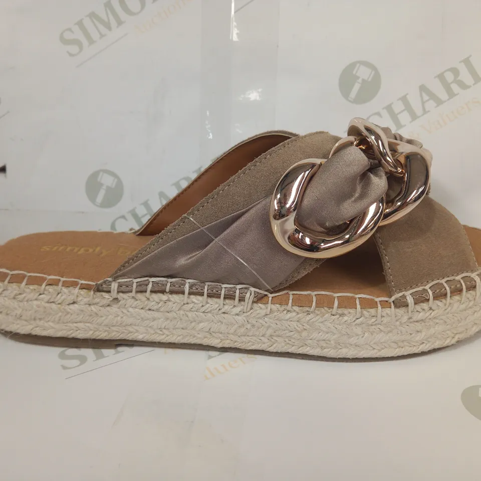 PAIR OF SIMPLY BE OPEN TOE SLIP-ON SANDALS IN TAUPE W. ROSE GOLD EFFECT CHAIN DETAIL UK SIZE 6