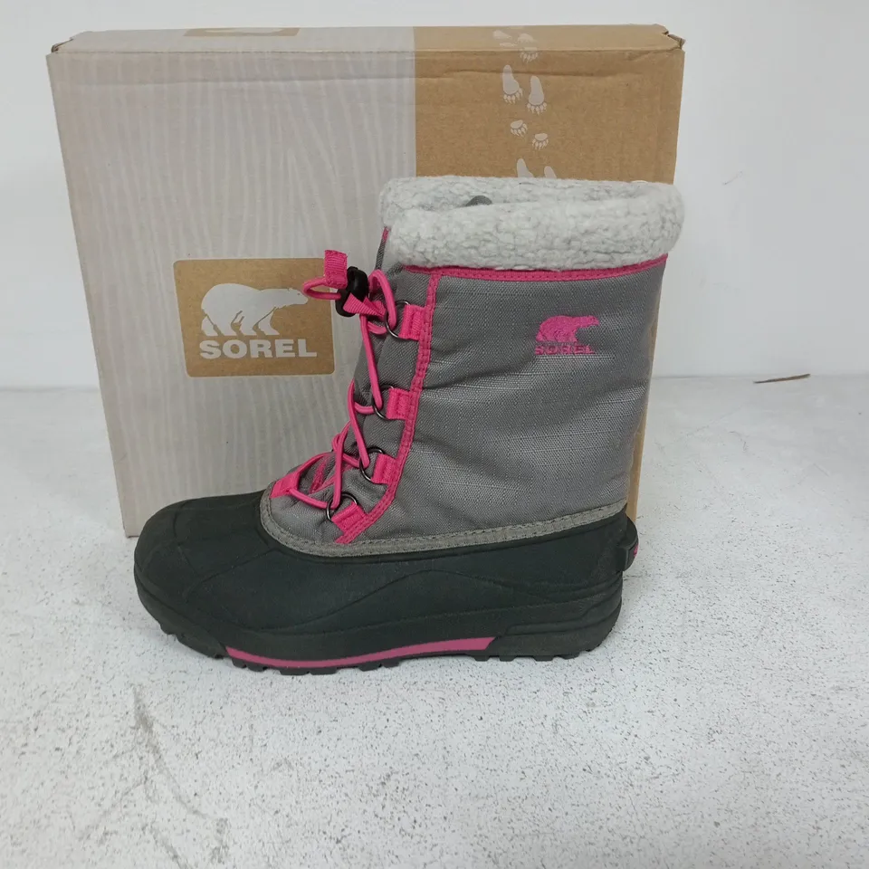 BOXED PAIR OF SOREL YOUTH CUMBERLAND 2 BOOTS IN LIGHT GREY/PINK - UK 5.5
