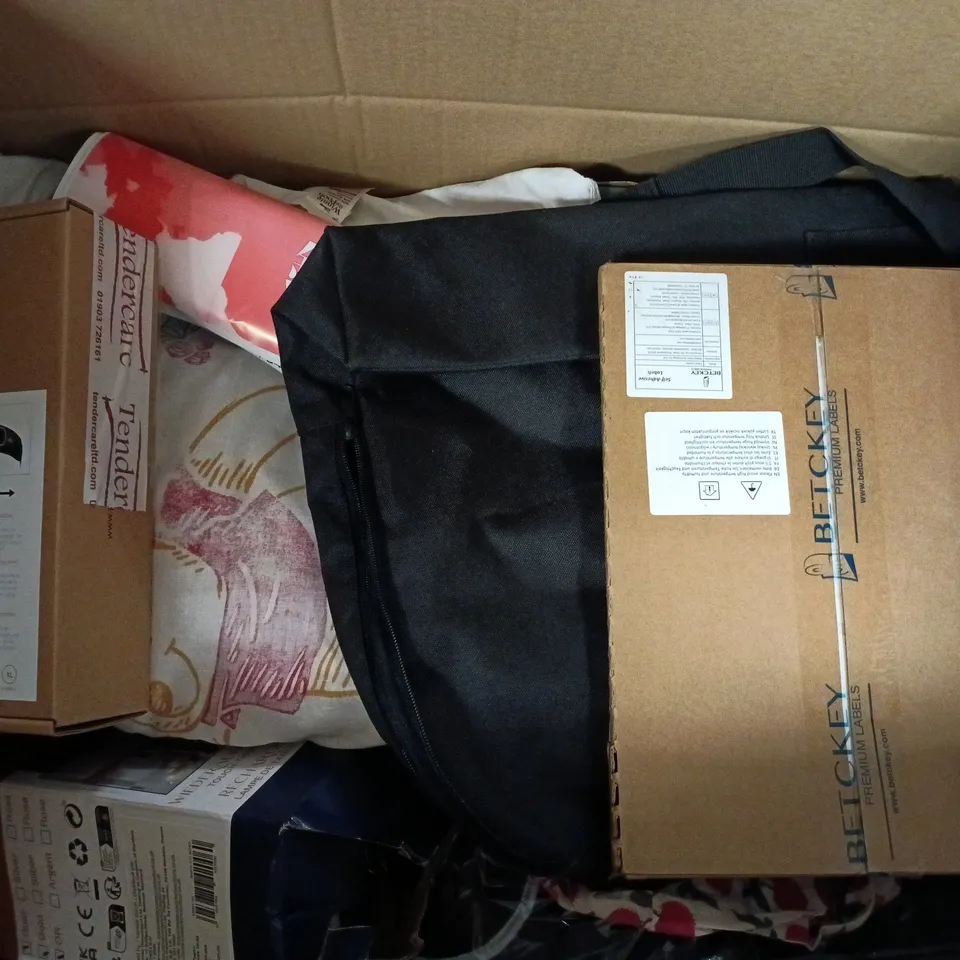 BOX OF APPROXIMATELY 15 ASSORTED HOUSEHOLD ITEMS TO INCLUDE BAGS, MATERIAL ITEMS AND NECK PILLOW