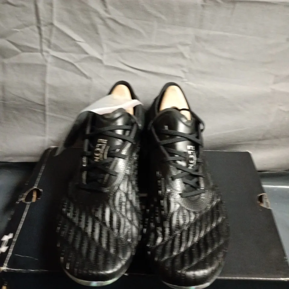BOXED PAIR OF UNDER ARMOUR FOOTBALL BOOTS – UK SIZE 6.5