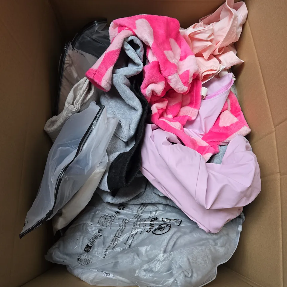 BOX OF APPROXIMATELY 30 ASSORTED KIDS CLOTHING ITEMS TO INCUDE - PYJAMAS, TOPS, DUNGAREES, ETC