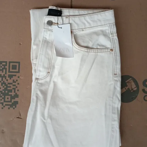 ZARA JEANS IN WHITE SIZE UK 12