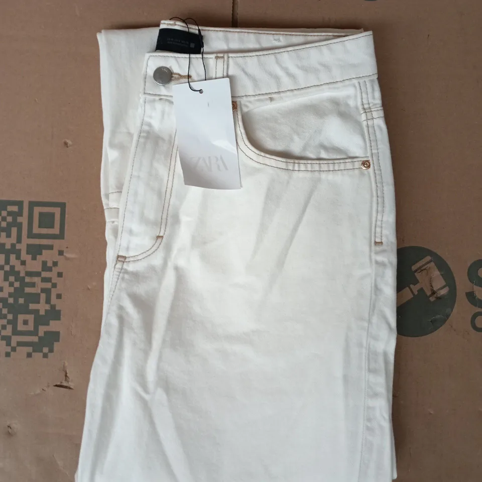 ZARA JEANS IN WHITE SIZE UK 12