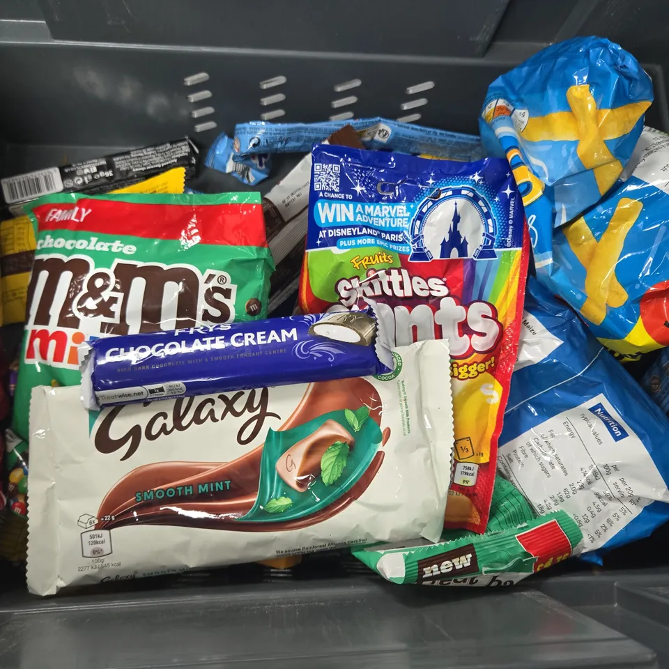 APPROXIMATELY 10 ASSORTED FOOD ITEMS TO INCLUDE - SNICKERS , SKITTLES , JACKS CRISPS , COLLECTION ONLY