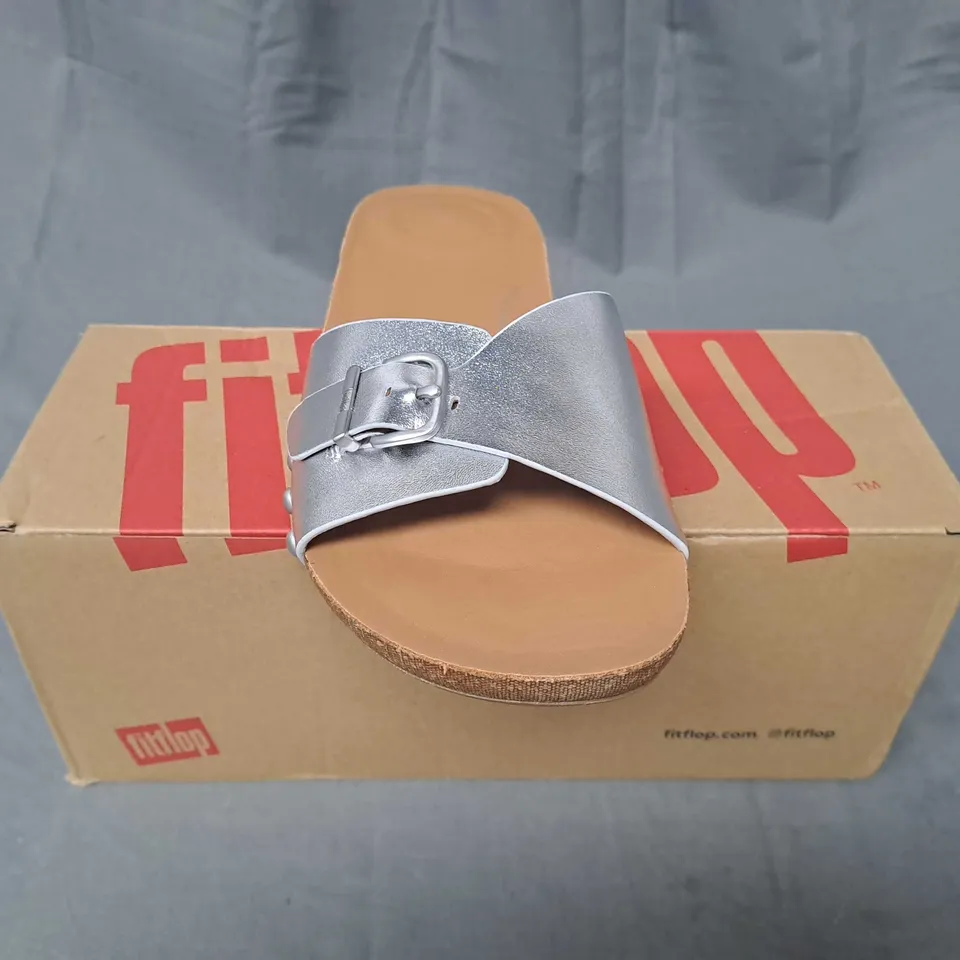 BOXED PAIR OF FITFLOP IQUSHION ADJUSTABLE BUCKLE SLIDERS IN METALLIC SILVER UK SIZE 5