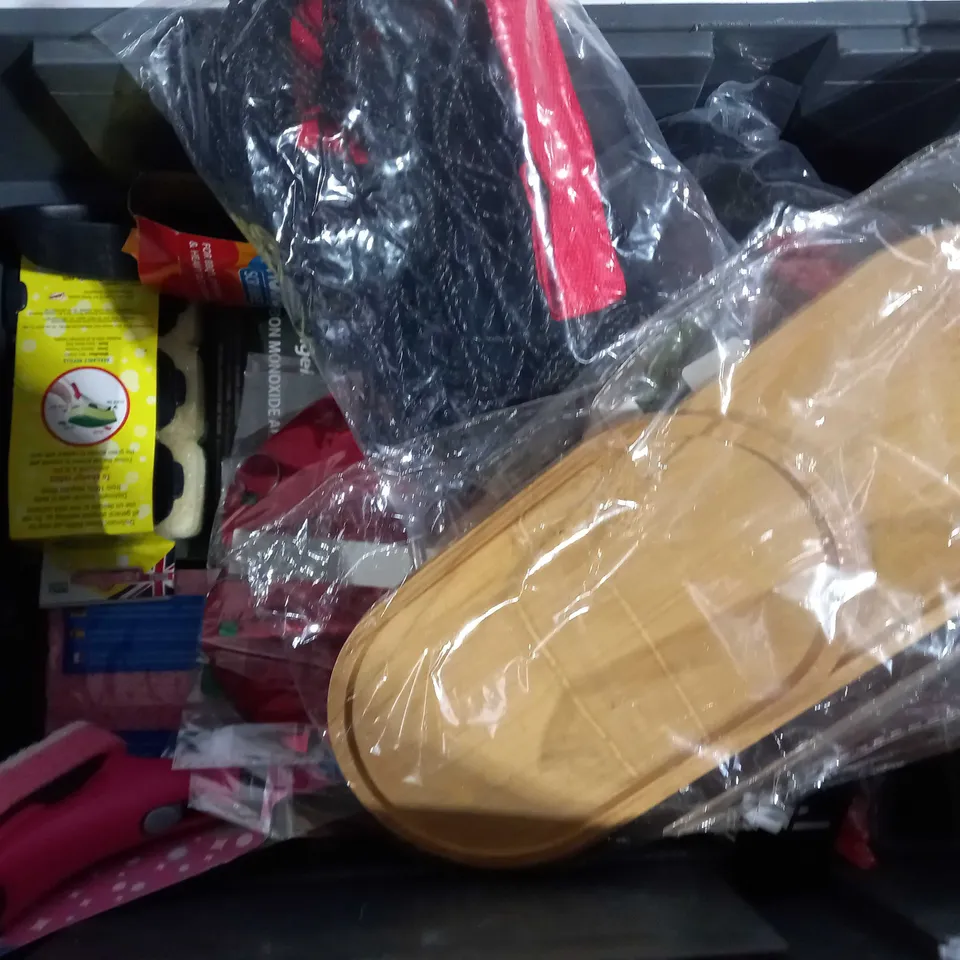 APPROX 15 HOUSEHOLD ITEMS TO INCLUDE MAXIFLEX GLOVES, DISHMATIC SPONGE, SHOWERHEAD