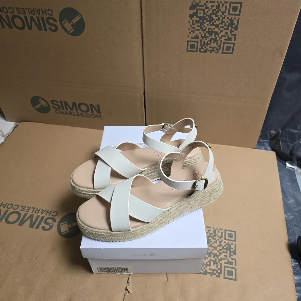 BEN DE LISI WHITE ESPADRILLE WEDGE SANDALS – UK 6