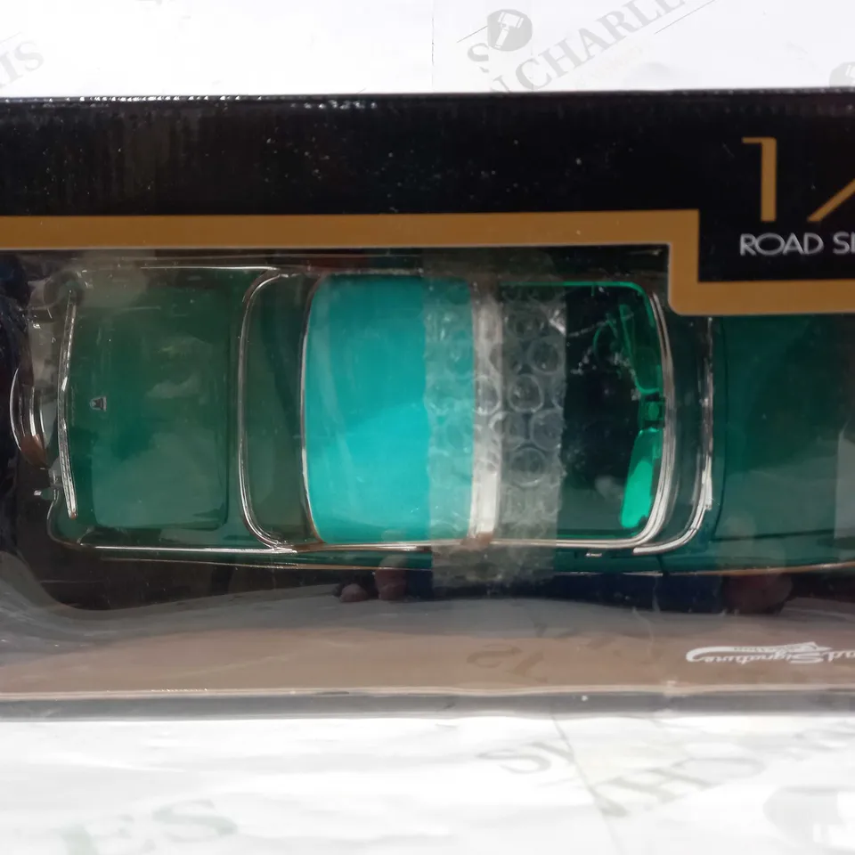 ROAD SIGNATURE COLLECTION 1/18 SCALE 1955 FORD CROWN VICTORIA MODEL