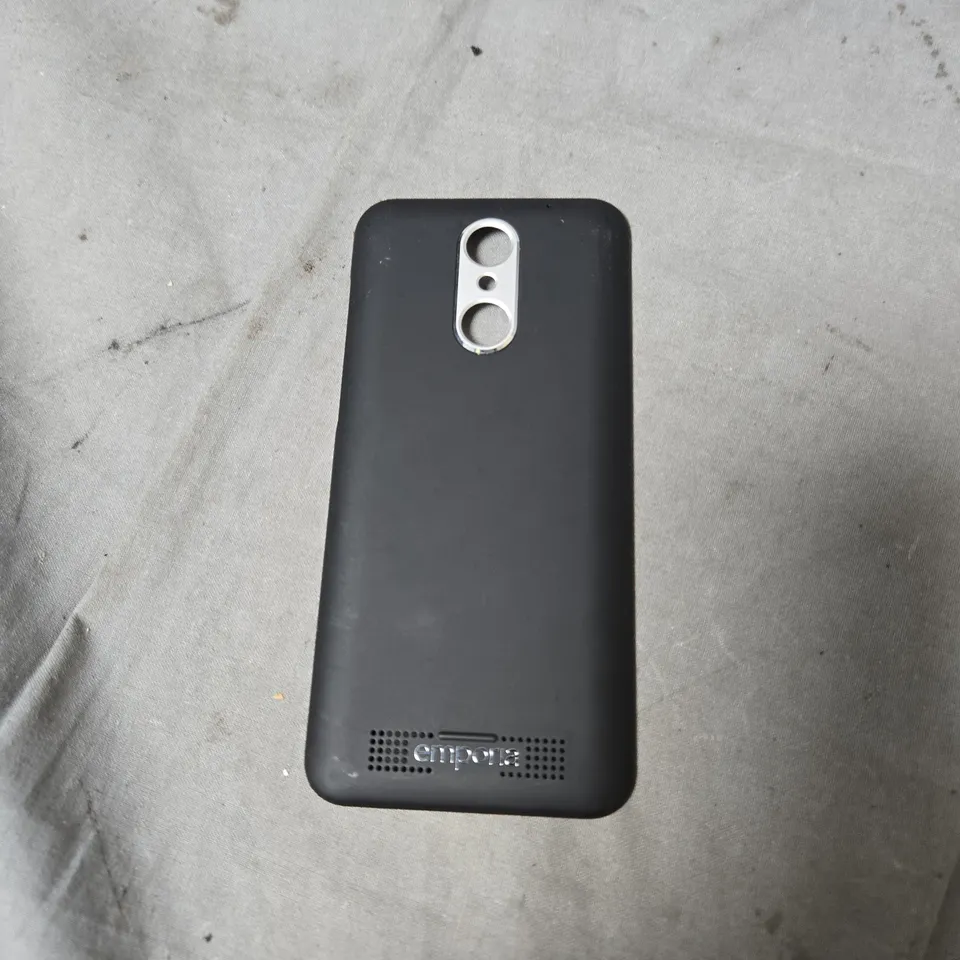 APPROXIMATELY 10 ASSORTED ITEMS INCLUDING PLUME PLUG IN AND SPARE MOBLIE PHONE BACKS 