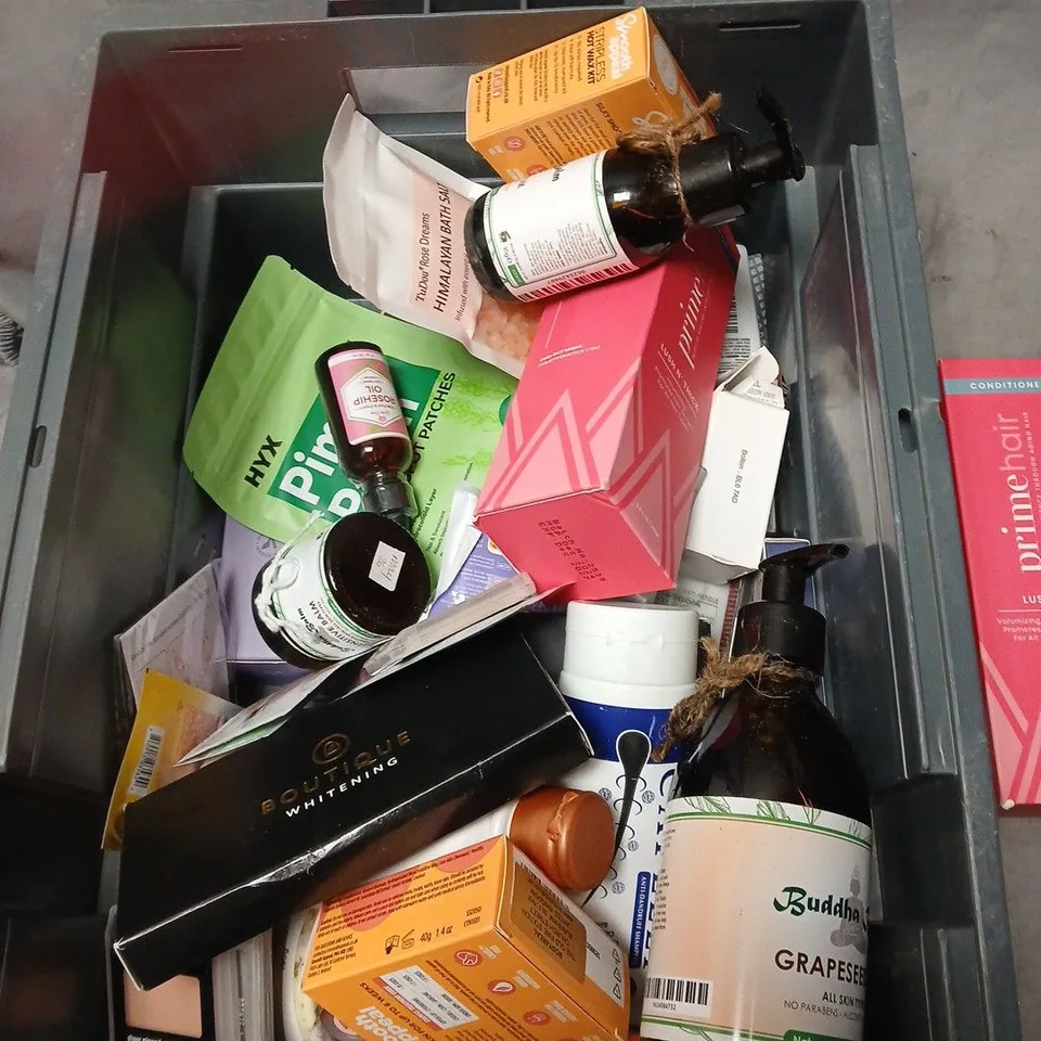 APPROXIMATELY 25 ITEMS INCLUDING ASSORTED HEALTH & BEAUTY LOT: L’ORÉAL HYDRA ENERGETIC SHOWER GEL 100ML, BUDDHA GRAPESEED OIL, HIMALAYAN BATH SALT & FYNE SKINCARE BOX.