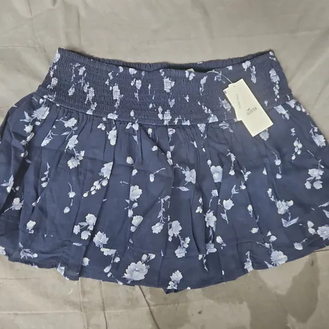 HOLLISTER SKORT IN NAVY W. FLORAL DEIGN SIZE MEDIUM