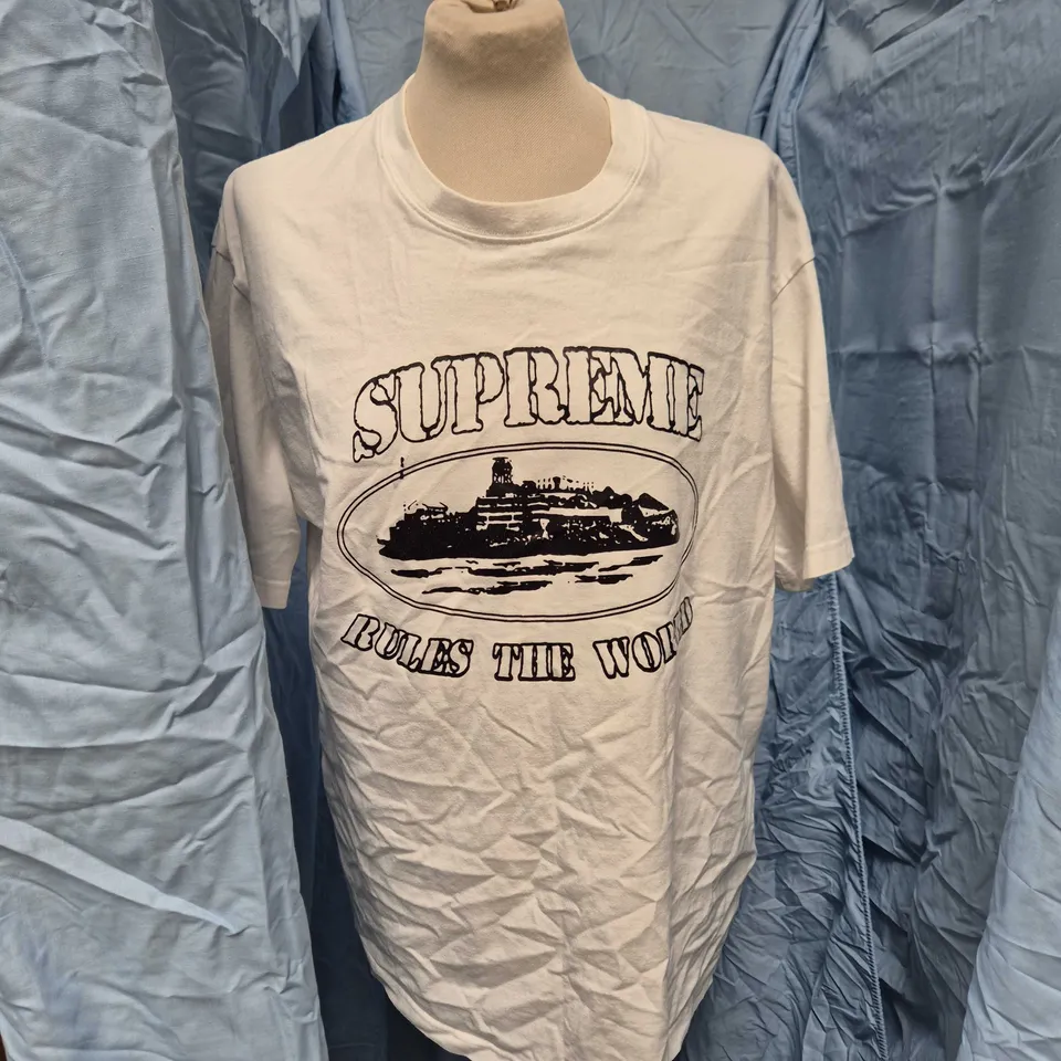 CORTEIZ SUPREME WHITE GRAPHIC T-SHIRT – LARGE WITH 'RULES THE WORLD' DESIGN