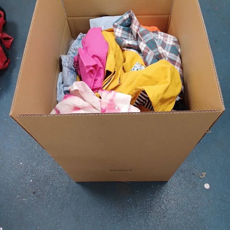 LARGE BOX OF APPROXIMATELY 35 CLOTHING ITEMS TO INCLUDE: H&M, FARAH & PRETTYLITTLE THING IN VARIOUS COLOURS & SIZES 