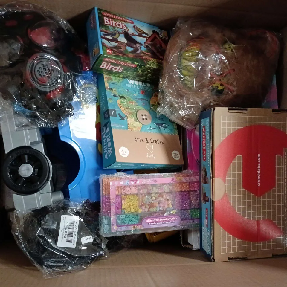 APPROXIMATELY 15 ASSORTED TOYS, GAMES, GIFTS AND NOVELTIES TO INCLUDE WEIGHTED HULA HOOP, SENSORY PLAY STONES BIRDS, ARTS & CRAFTS ANIMAL WORLD STICKERS, ETC - COLLECTION ONLY