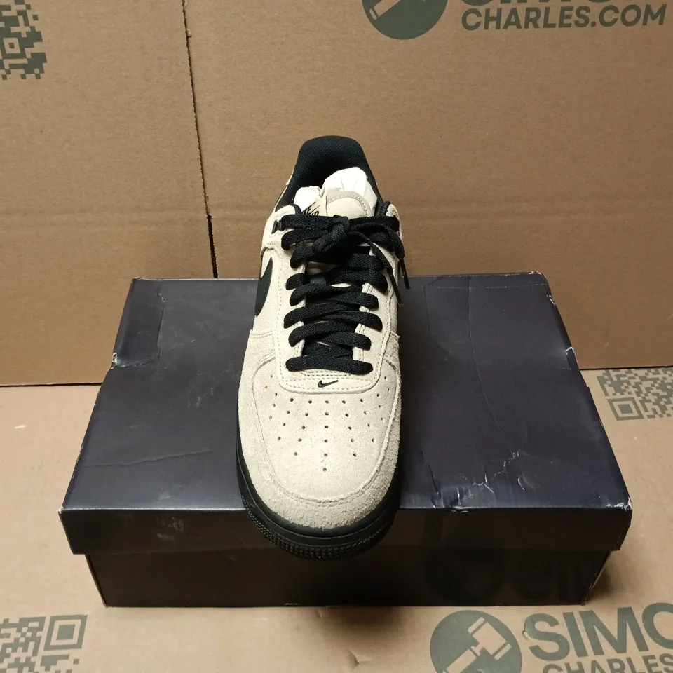 BOXED PAIR OF NIKE AIR FORCE 1 '07 LV8 TRAINERS IN KHAKI/BLACK - UK 8
