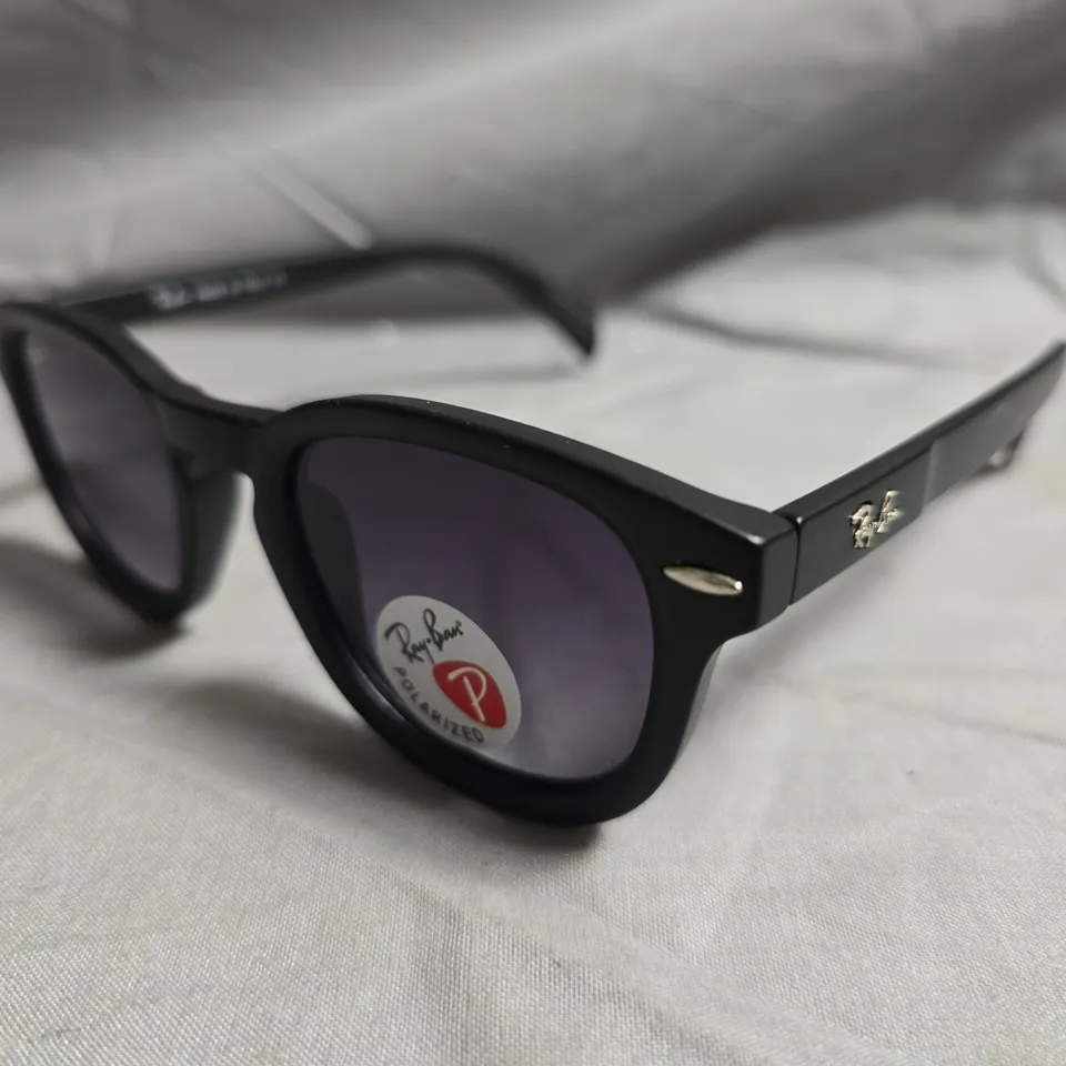 RAY-BAN SUNGLASSES – BLACK WAYFARER STYLE, WITH LEATHER CASE & ORIGINAL BOX
