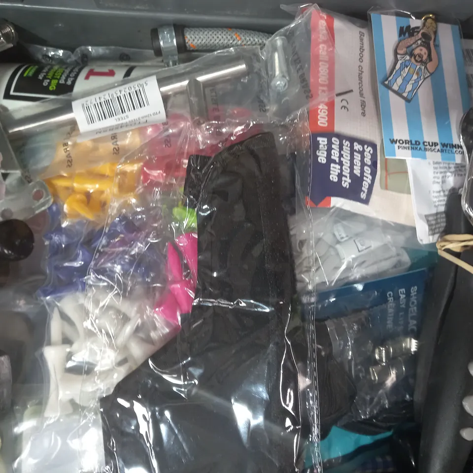 LOT OF APPROXIMATELY 10 ASSORTED HOUSEHOLD ITEMS TO INCLUDE MINI FAN, CARPENTERS PENCILS, UNIVERSAL ANALOGUE BATTERY TESTER, ETC