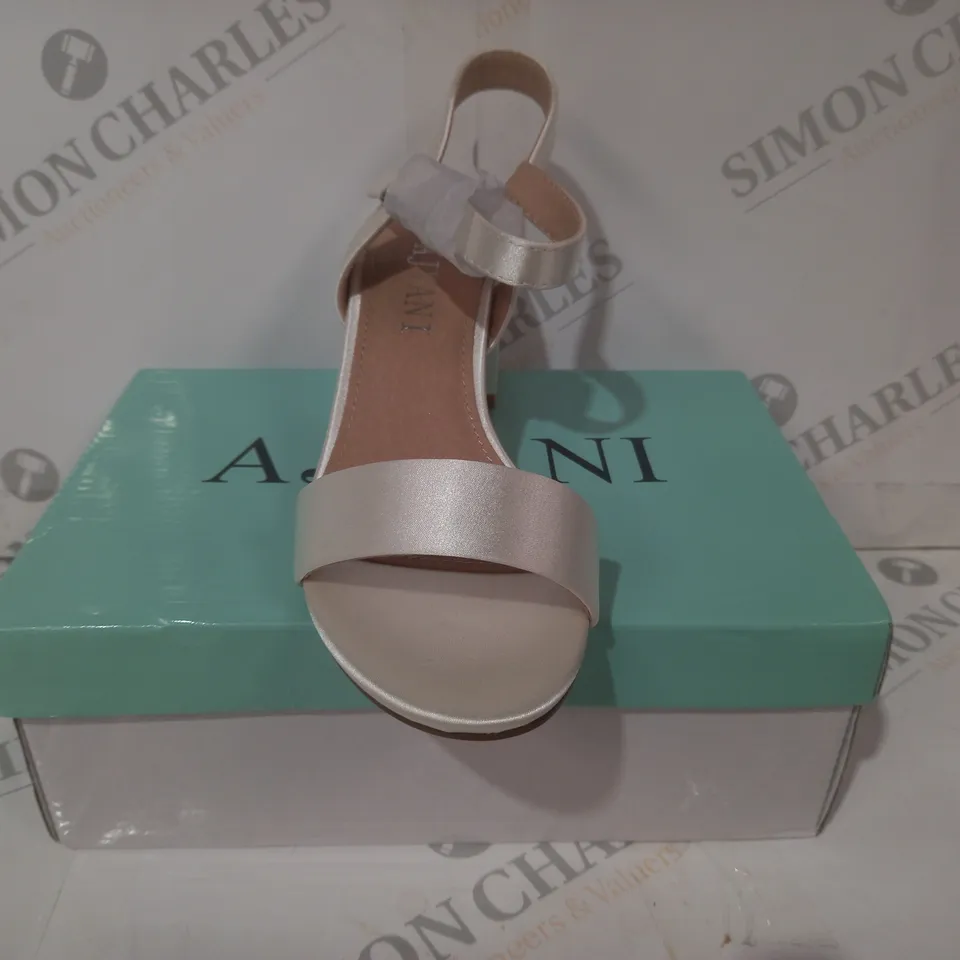 BOXED PAIR OF AJVANI COLLECTION HALLIE 3 IVORY SATIN OPEN TOE BLOCK HEEL SANDALS UK SIZE 3