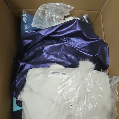 APPROXIMATELY 20 ASSORTED CLOTHING ITEMS IN VARIOUS SIZES, STYLES AND COLOURS