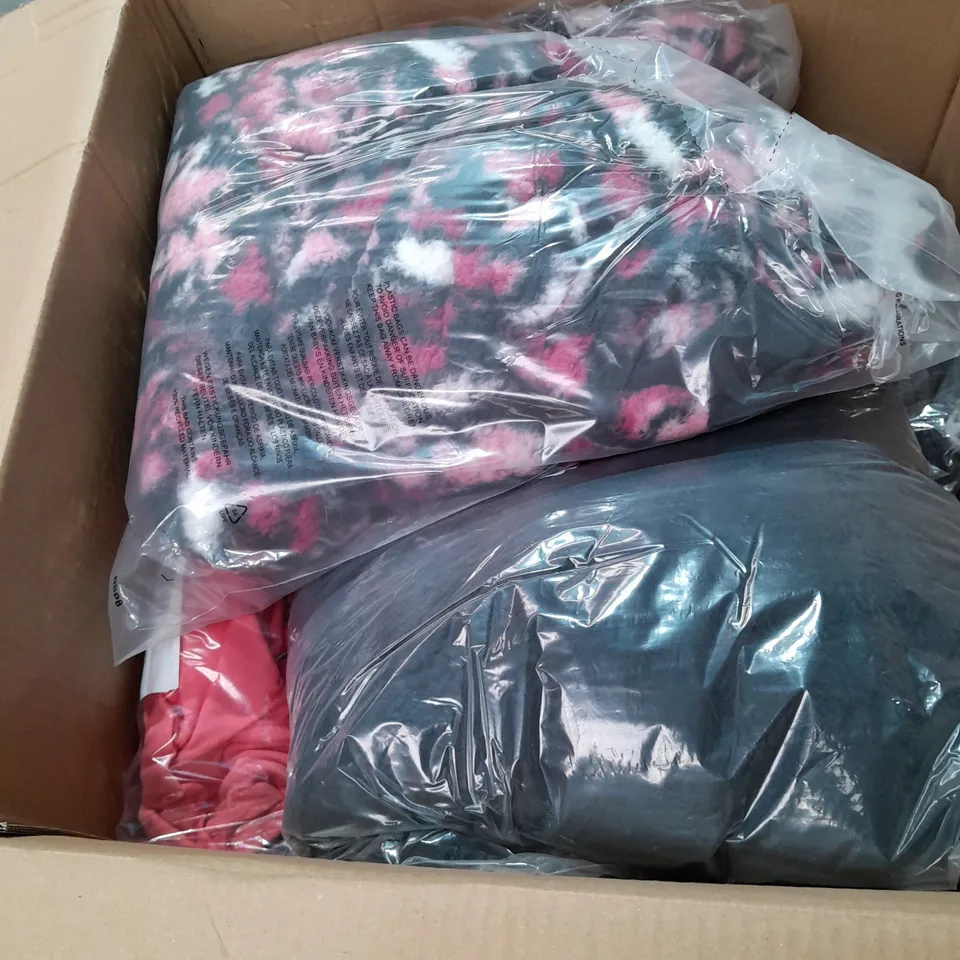 LARGE BOX OF ASSORTED CLOTHING ITEMS ALL IN DIFFRENT COLOURS AND SIZES 