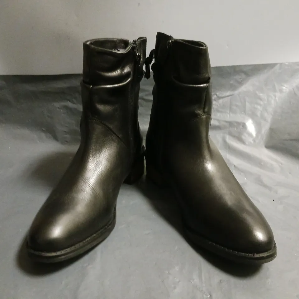 BOXED PAIR OF DUNE LONDON ANKLE BOOTS IN BLACK SIZE 3