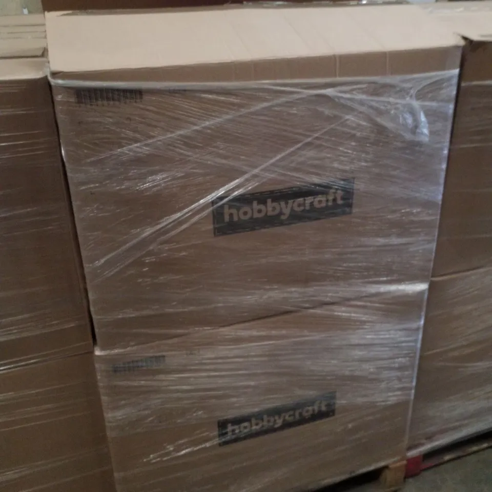 PALLET CONTAINING ASSORTED CHRISTMAS PRODUCTS & DECORATIONS INCLUDING GIFT BOXES & GARLANDS