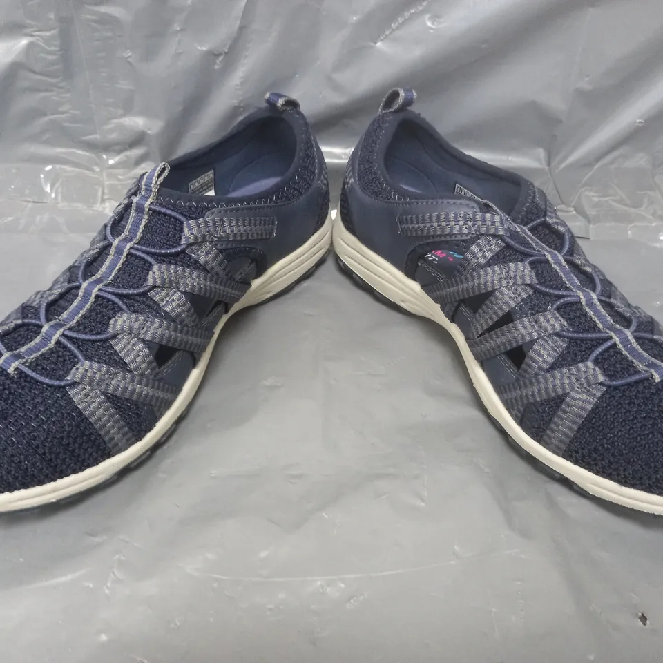 BOXED PAIR OF SKECHERS REGGAE SHOES IN NAVY SIZE 6