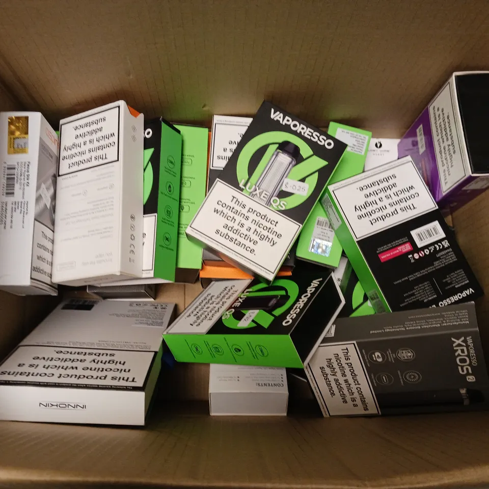 APPROXIMATELY 20 VAPES & E-CIGARETTES TO INCLUDE ASPIRE POCKEX KIT, VAPORESSO LUXE QS, LOST VAPE QUEST URSA NANO, ETC