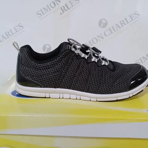 BOXED SCHOLL WIND STEP TRAINERS - UK 6