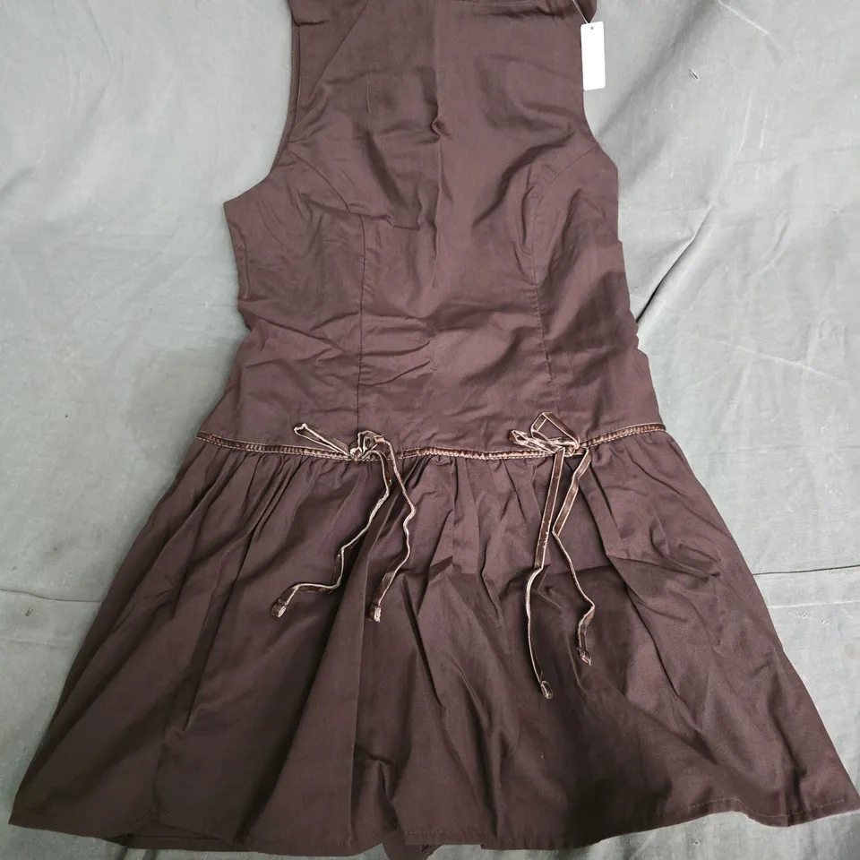 HOLLISTER HIGH-NECK DROP WAIST SKORT DRESS IN BROWN - SMALL P