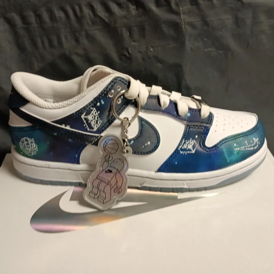 KIDS BOXED NIKE LEGO DUNK LOW TRAINERS IN WHITE/BLUE - UK 2.5