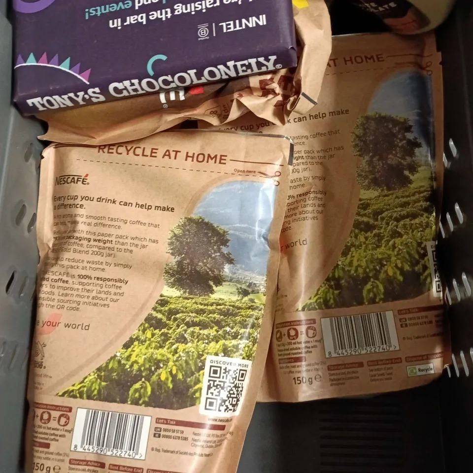 APPROXIMATELY 10 ASSORTED FOOD/DRINK PRODUCTS TO INCLUDE ROBINSONS FRUIT JUICE, SOFT LIQUORICE, MULLING SPICES ETC 