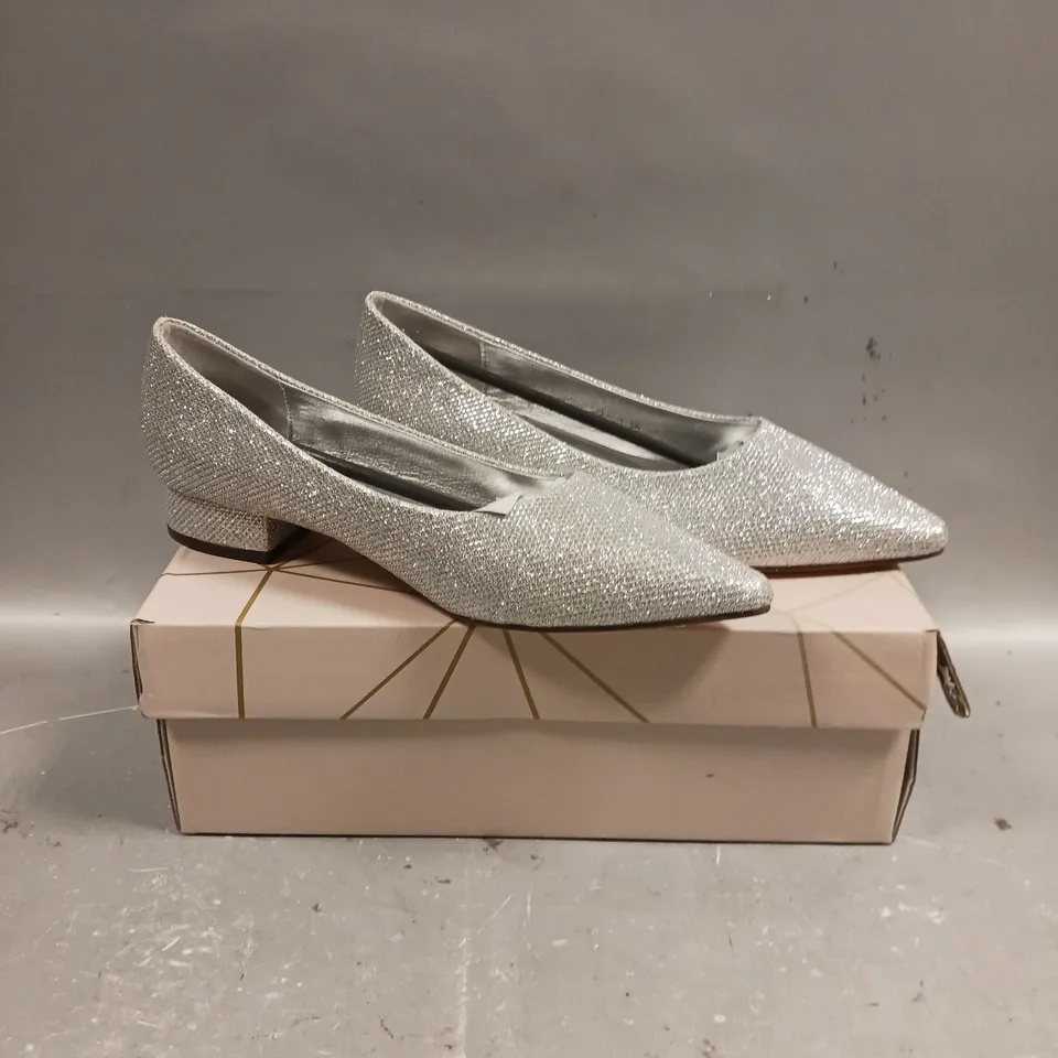 BOXED ESSEX GLAM SILVER GLITTER SLIP ON SHOES - SIZE 4