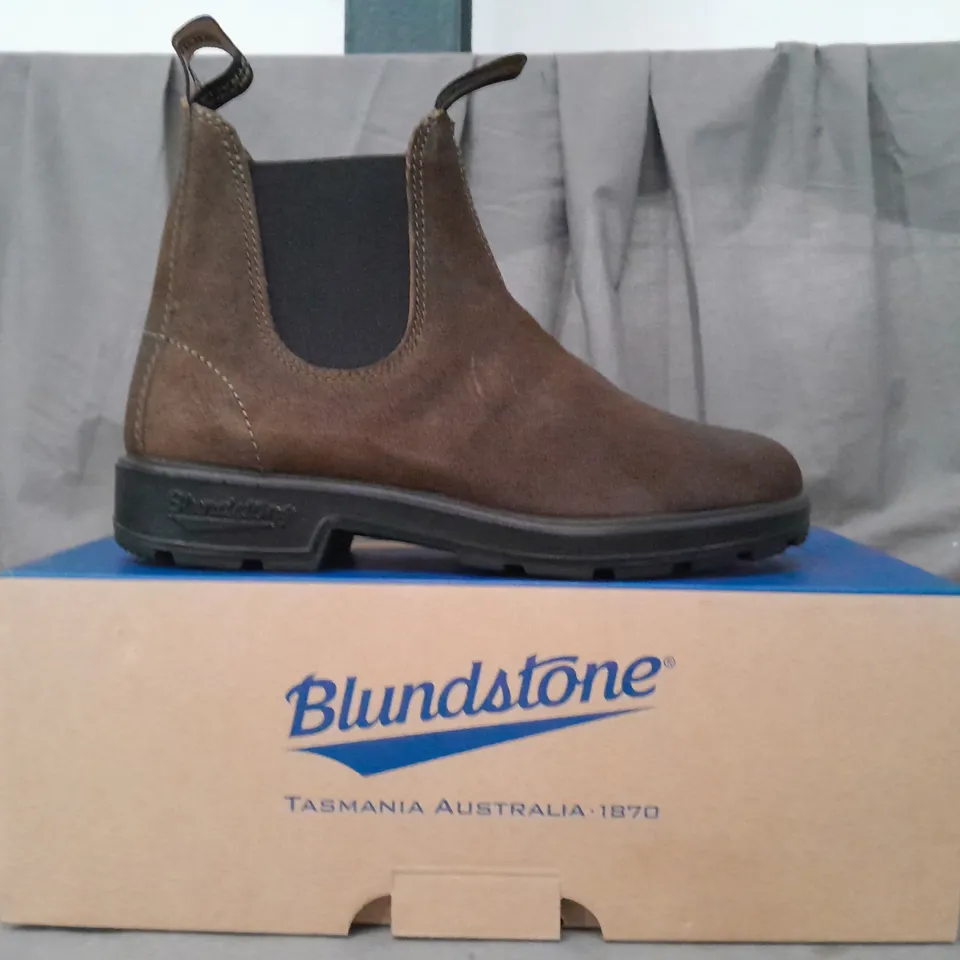 BOXED PAIR OF BLUNDSTONE ELASTIC SIDED SUEDE BOOTS IN DARK OLIVE SIZE UK 6.5