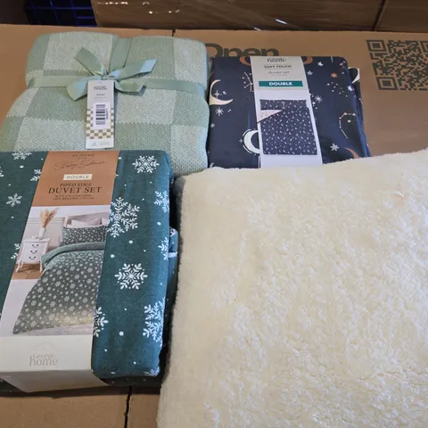 BOX OF APPROXIMATELY 6 ASSORTED BEDDING AND SOFT FURNISHING  ITEMS TO INCLUDE - PIPED EDGE DUVET SET , CUSHION 45 X 45CM ETC