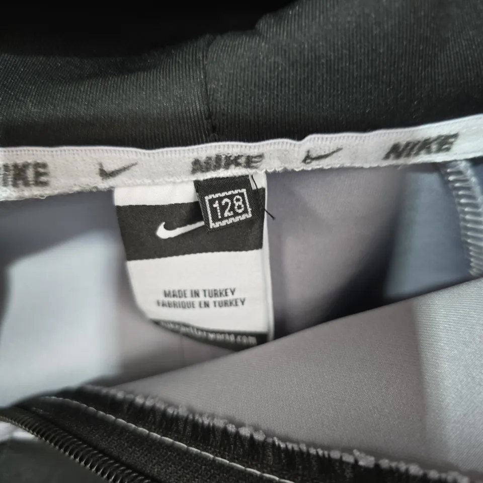 NIKE KIDS TRACKSUIT JACKET & JOGGERS SET – UK 7-8 (128CM) – BLACK/GREY