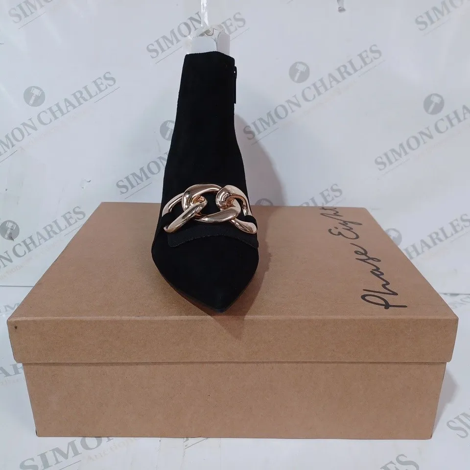BOXED PAIR OF PHASE EIGHT POINTED TOE KITTEN HEEL SHOES IN BLACK W. GOLD EFFECT CHAIN DETAIL UK SIZE 7