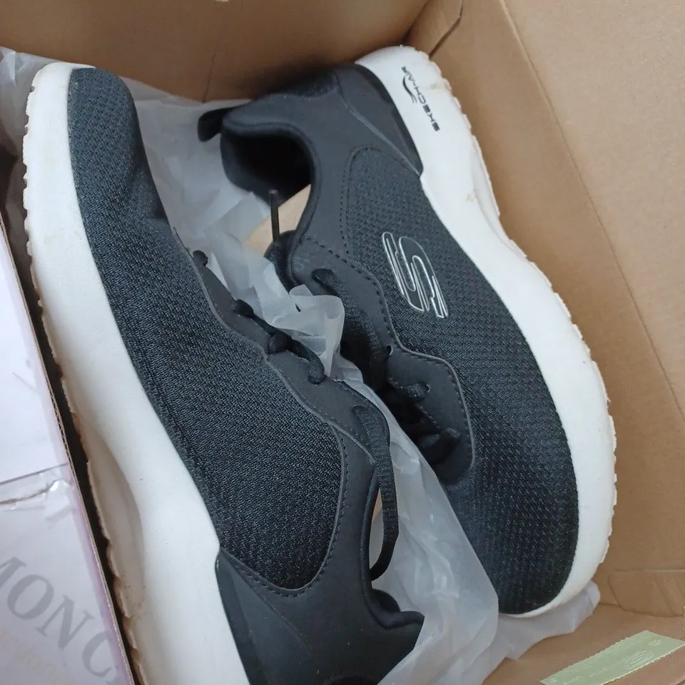 BOXED SKECHERS AIR DYNAMIC TRAINER BLACKERS, BLACK - SIZE 6